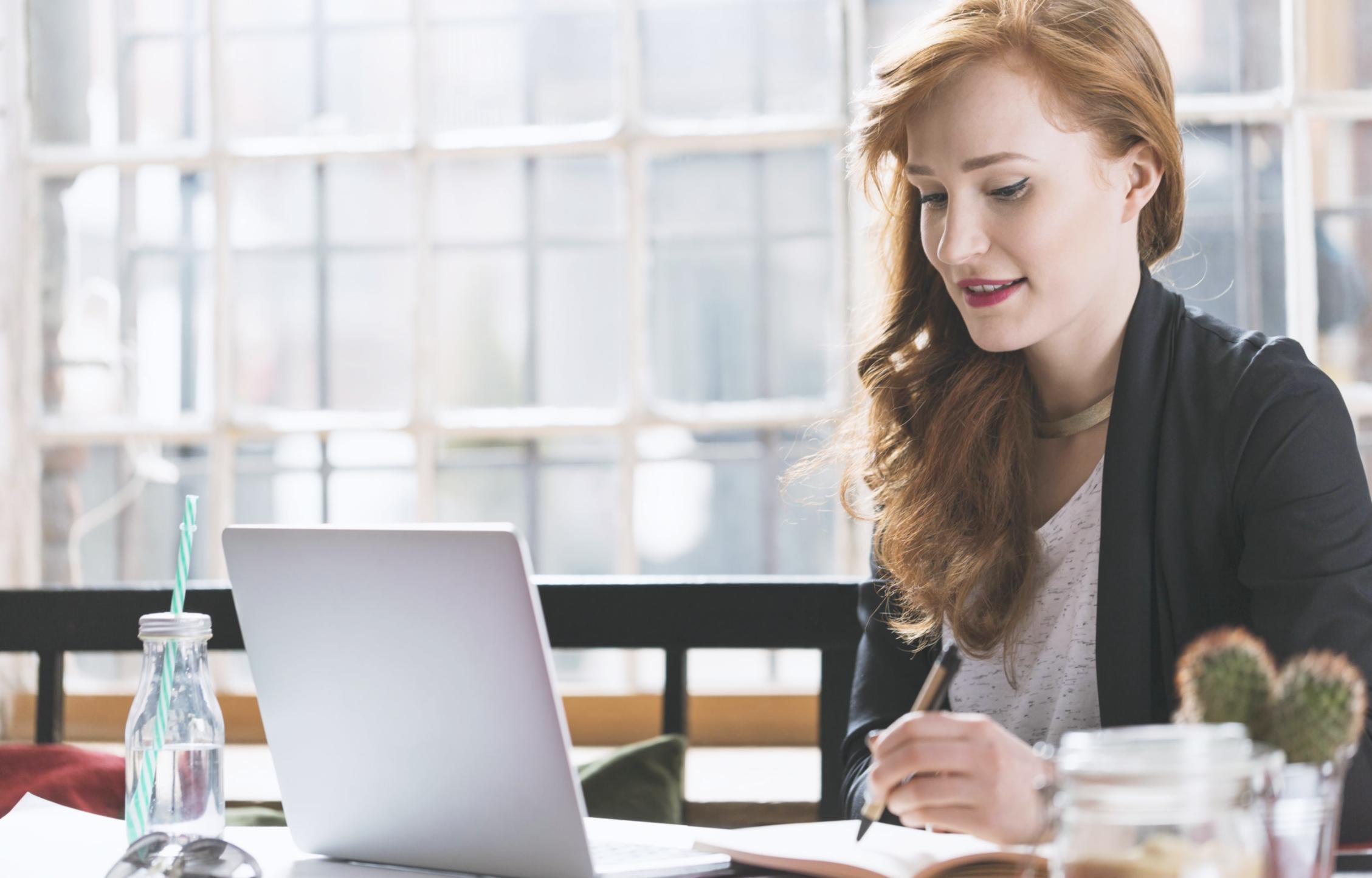 Arbeitsumgebung bei Evoralovira mit modernem Setup für persönliche Entwicklung