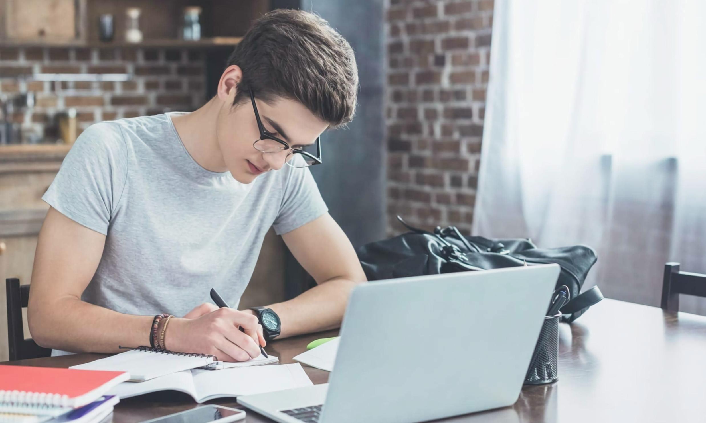 Teilnehmer in einer intensiven Gruppendiskussion während eines Workshops zur persönlichen Entwicklung
