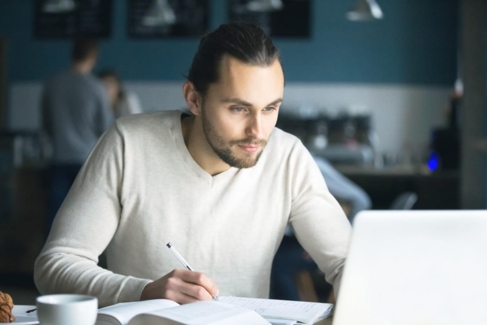 Menschen bei einer gemeinsamen Reflexionsübung in einer entspannten Lernumgebung