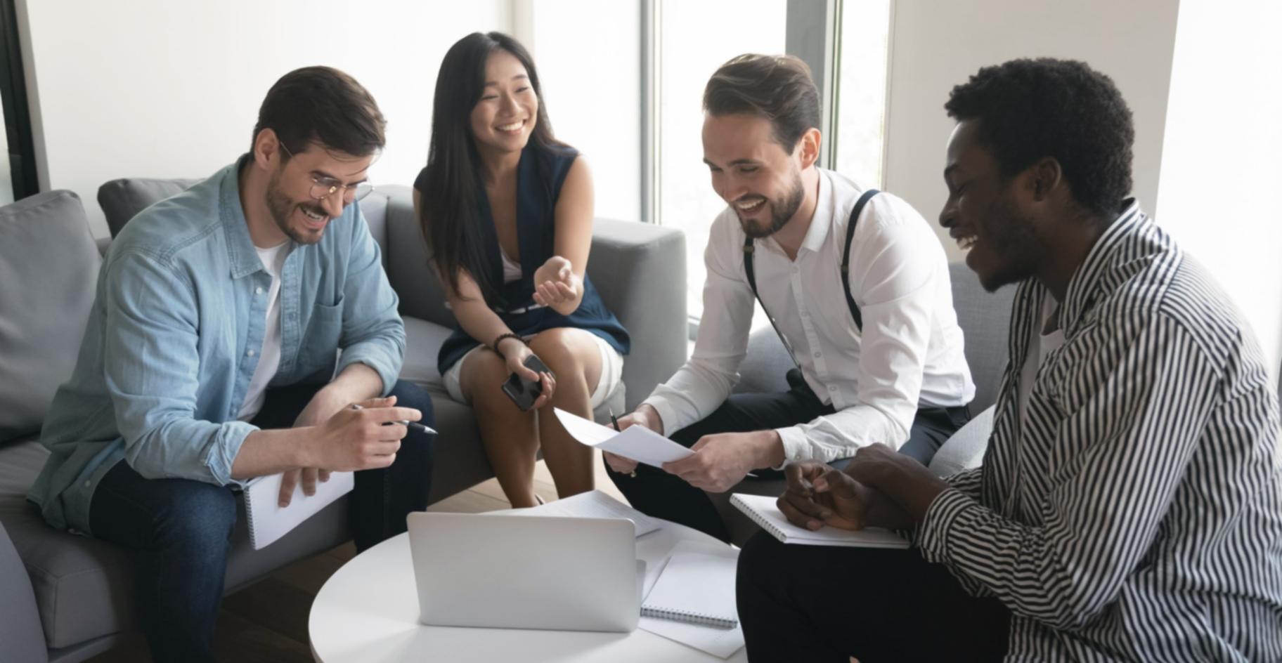 Gruppenarbeit in unserem Workshop-Raum mit Teilnehmern im intensiven Austausch